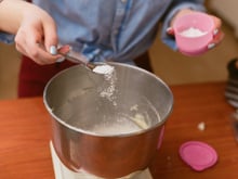 Acabou o fermento químico? Veja como substituir por uma combinação caseira simples!