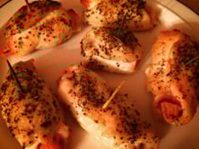 Filé de frango a rolê com cenoura, bacon e pimentão amarelo