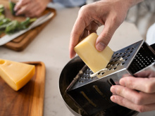 Todo mundo faz errado e só os italianos fazem certo: como ralar queijo sem se machucar e sem sujar toda a bancada