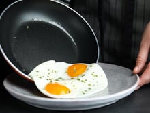 Como fazer o ovo perfeito sem óleo e sem grudar: testamos uma panela antiaderente que é o truque que você precisa