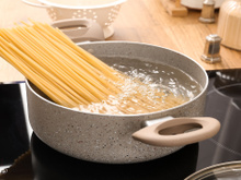 Nem escorredor, nem peneira: o truque de mestre para escorrer macarrão sem tirar da panela com um item que todos têm na cozinha