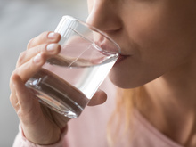 Água mineral: 5 benefícios escondidos desta bebida que você provavelmente não conhecia