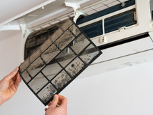 Adeus rinite no verão: aprenda como limpar o filtro do ar-condicionado pra você não respirar poeira a noite toda