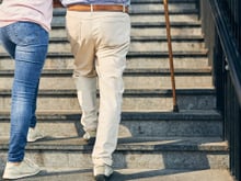 Três treinadores concordam: "Após os 60 anos, a força e a massa muscular melhoram se você subir e descer escadas todos os dias.