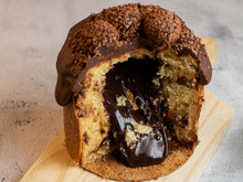 Panetone de chocolate trufado que já sai do forno recheado com Nutella é tão irresistível que o mais difícil é não acabar com ele de uma vez