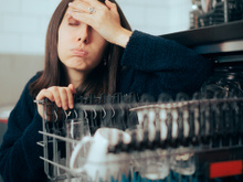 Essa é a pior coisa que você pode fazer com sua máquina de lavar louça, segundo os encanadores