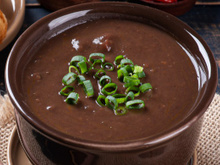 Caldinho de feijão preto de boteco: aprenda a receita que é a paixão dos cariocas!