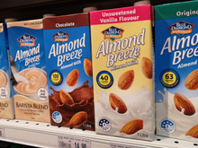 Whey pronto, leite de amêndoas e leite de aveia: chef compara produtos semelhantes e mostra quais são os melhores para comprar