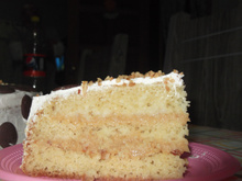 Bolo de coco recheado com doce de leite
