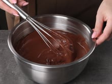 O segredo para temperar chocolate e fazer ovos de Páscoa brilhantes está no TudoGostoso
