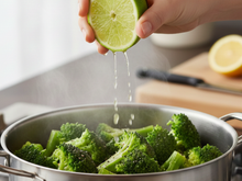 Por que é recomendado adicionar limão à água ao cozinhar brócolis, e como isso é feito?