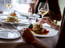 Você sabia que existe um prato de pão que nem tem o de sobremesa? Veja onde ele fica na mesa!
