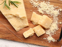 Não coloque de volta na embalagem: veja como armazenar queijo parmesão corretamente