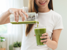 Ficou de ressaca? Essas são as bebidas indicadas por especialistas para acabar com o mal-estar