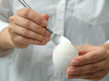 Adicione uma colher de sopa à água fervente: o truque para fazer os ovos cozidos descascarem sozinhos que ninguém conhece