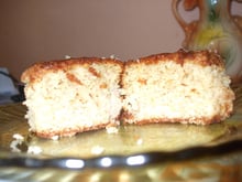 Bolo de banana batido na mão