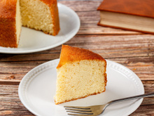 Só água e alguns minutos: sem ovos e sem manteiga, preparo o bolo mais leve e delicioso de todos