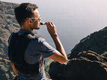 Para que serve o gel de carboidrato usado por corredores e ciclistas e saiba o momento exato de tomar durante o treino para usufruir os benefícios