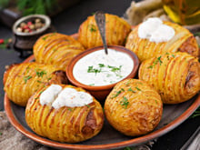 A técnica de um chef experiente para fazer batatas acordeão perfeitamente crocantes