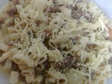 Sopa de macarrão com carne moída e legumes