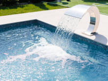 Nem cloro, nem algicidas: a solução simples para limpar piscinas em casa que todos nós esquecemos