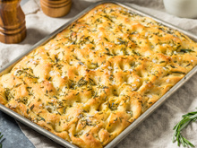 Focaccia fofinha: esse é o jeito certo de conseguir uma massa deliciosa e com uma cobertura melhor ainda