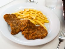 O que colocar na farinha ao fazer bifes empanados para deixá-los mais saborosos: o ingrediente secreto que quase ninguém usa