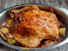 Frango assado recheado com farofa de miúdo