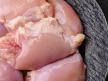 Para saber se o frango que está rolando na geladeira ainda está bom, você deve ficar atento a esses sinais
