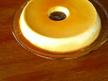 Pudim de maria-mole com calda de caramelo