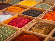 Esses temperos em pó precisam de óleo para temperar a comida, não adianta só polvilhar!