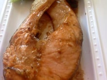 Salmão com açúcar mascavo e molho inglês