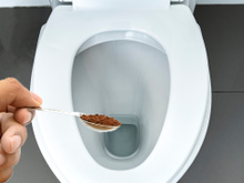 Basta uma colher: por que cada vez mais pessoas estão colocando borra de café no vaso sanitário
