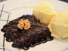 Brownie de chocolate com sorvete de coco