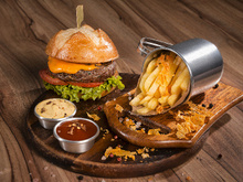 Hambúrguer caseiro com batata frita