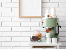 Crie um cantinho do café com o que você já tem em casa: truques baratos e práticos para reutilizar o que já tem