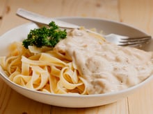 Macarrão cremoso de verdade só com essa receita: tem muito queijo, bacon e um ingrediente secreto que torna esse molho mais que especial