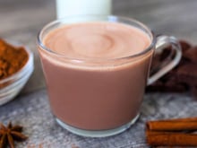 Chocolate quente de micro-ondas simples e barato com achocolatado e maisena