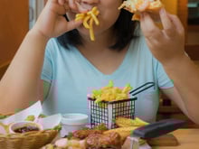 Os perigos de comer rápido demais são maiores do que você imagina