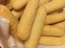 Biscoito de polvilho e fubá assado é crocante e macio na medida certa, parece pão de queijo e é perfeito para a hora do café