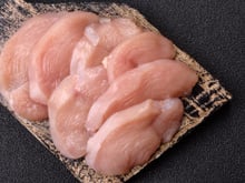 Quanto tempo o filé de frango cru e temperado dura na geladeira? Fique atento para não consumir alimento estragado e evitar o desperdício