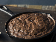 Não tem forno por perto? Este brownie cremoso feito na frigideira fica pronto em 10 minutos