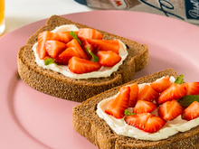 Toast de creme de queijo e morangos frescos