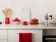 Cozinha vermelha: 5 acessórios e utensílios para compor a decoração do ambiente