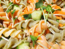 Salada de macarrão fusilli