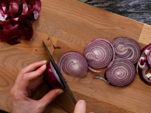 Adeus cheiro de mofo: 3 etapas (sem detergente!) para limpar tábua de cozinha de madeira do jeito certo