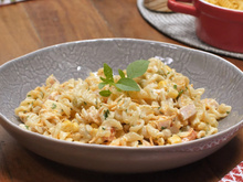 Essa salada de macarrão RÁPIDA é a solução de acompanhamento pra ceia de Ano-Novo: combina com qualquer prato