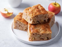 Nem farinha, nem açúcar, nem glúten: bolo de maçã com 4 ingredientes surpreende pelo sabor e textura