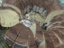 Bolo de fubá polvilhado com canela