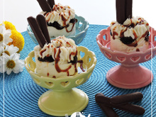 Sorvete de coco com ameixa e palitos de chocolate da ABIMAPI
